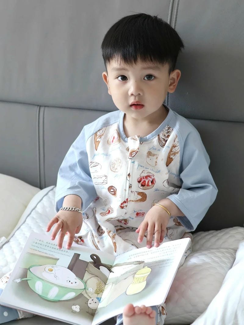 ảnh bé trai đáng yêu cười rạng rỡ