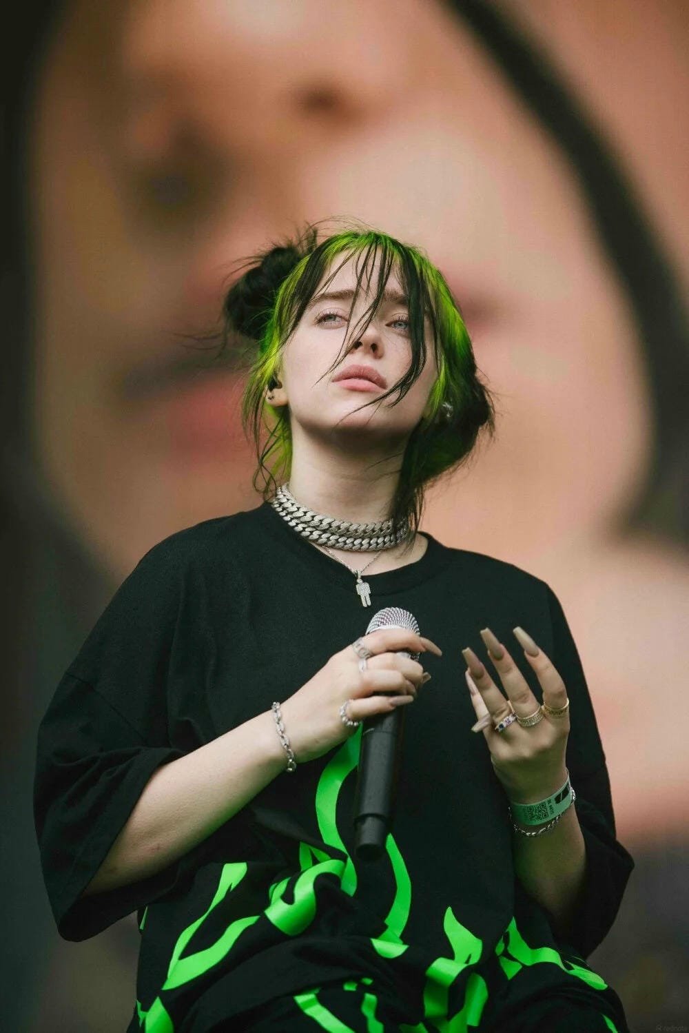 ảnh billie eilish sexy tạo dáng đầy tự tin ảnh billie eilish sexy tạo dáng đầy tự tin