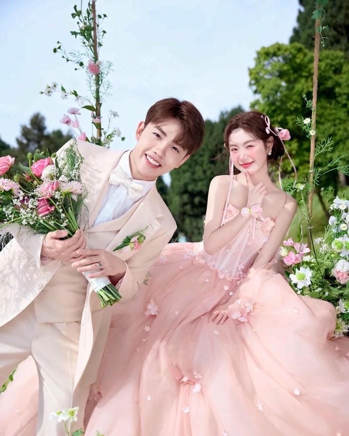 ảnh đám cưới nắm tay đầy yêu thương
