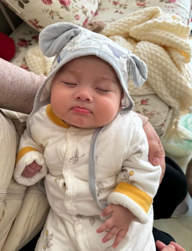 ảnh em bé bụ bẫm siêu đáng yêu