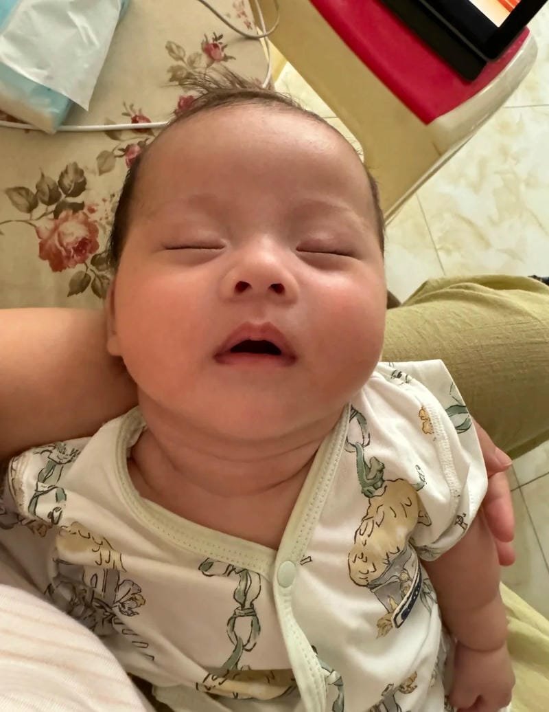 ảnh em bé đáng yêu nhìn cực thích