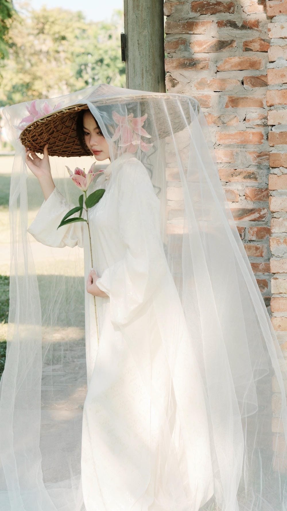 ảnh gái xinh áo dài bên hoa ảnh gái xinh áo dài bên hoa