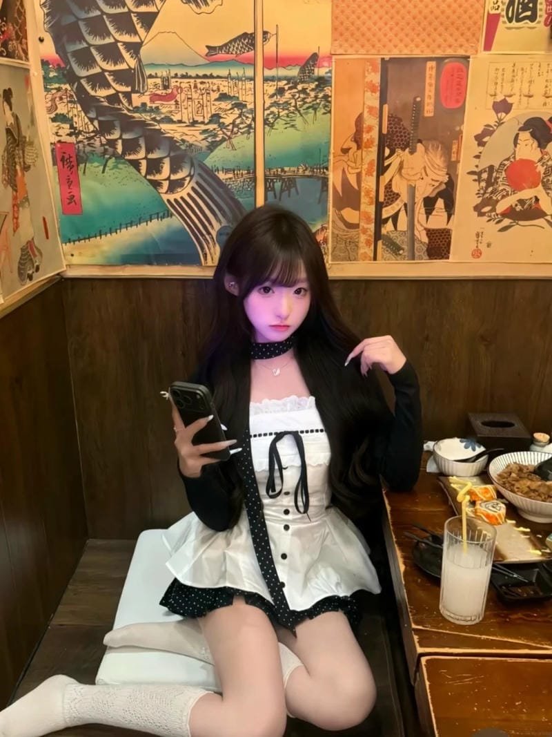 ảnh hầu gái sexy tạo dáng ấn tượng