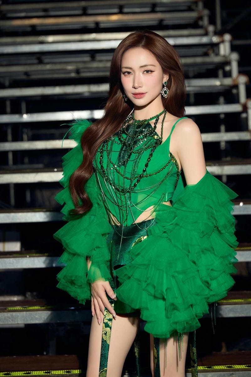 ảnh hòa minzy sexy đầy khí chất