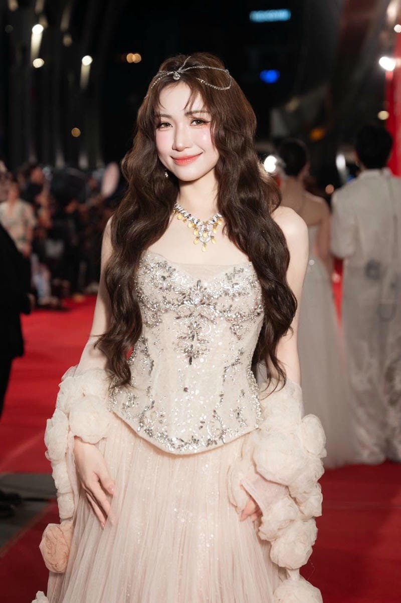 ảnh hòa minzy sexy nhan sắc đầy ấn tượng