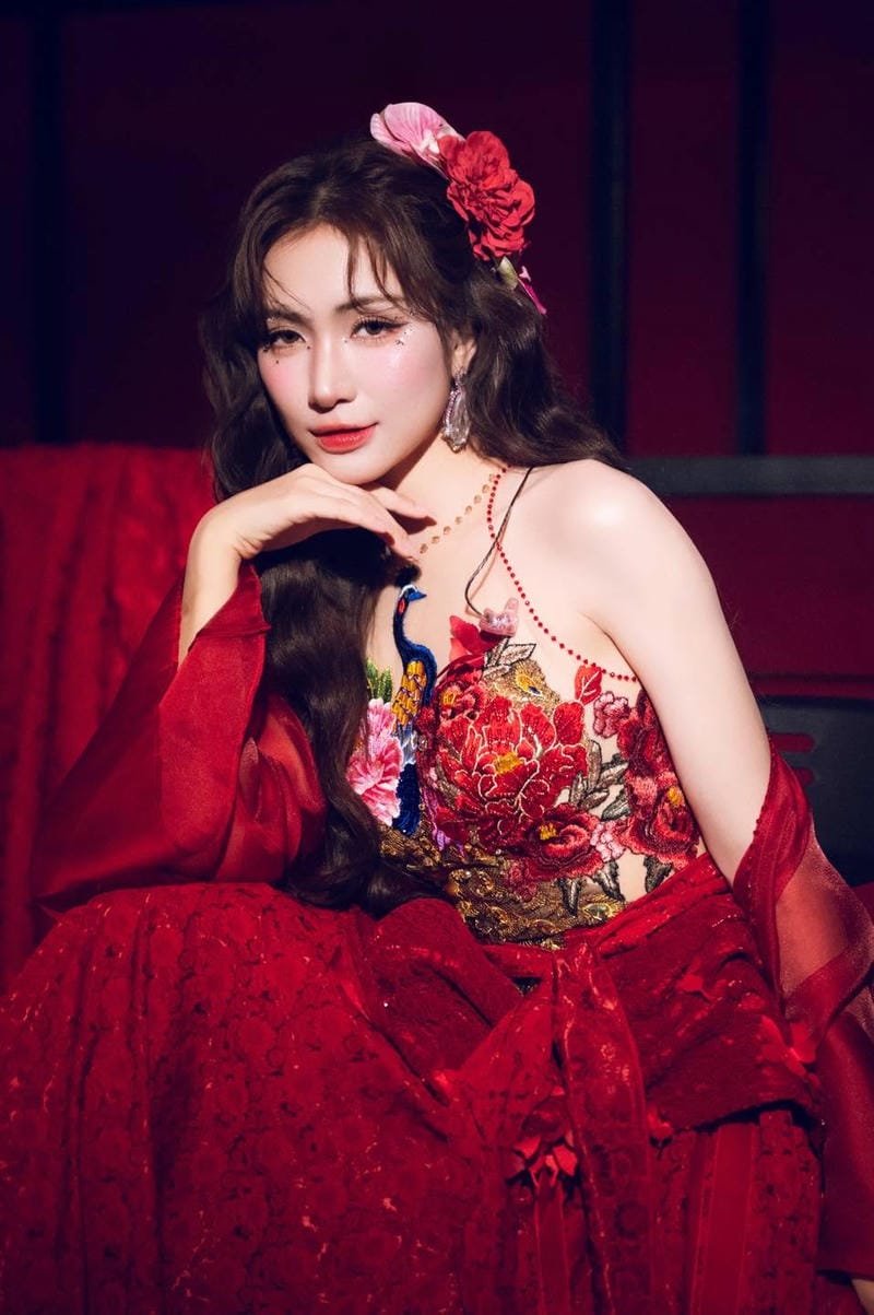 ảnh hòa minzy sexy phong cách quyến rũ