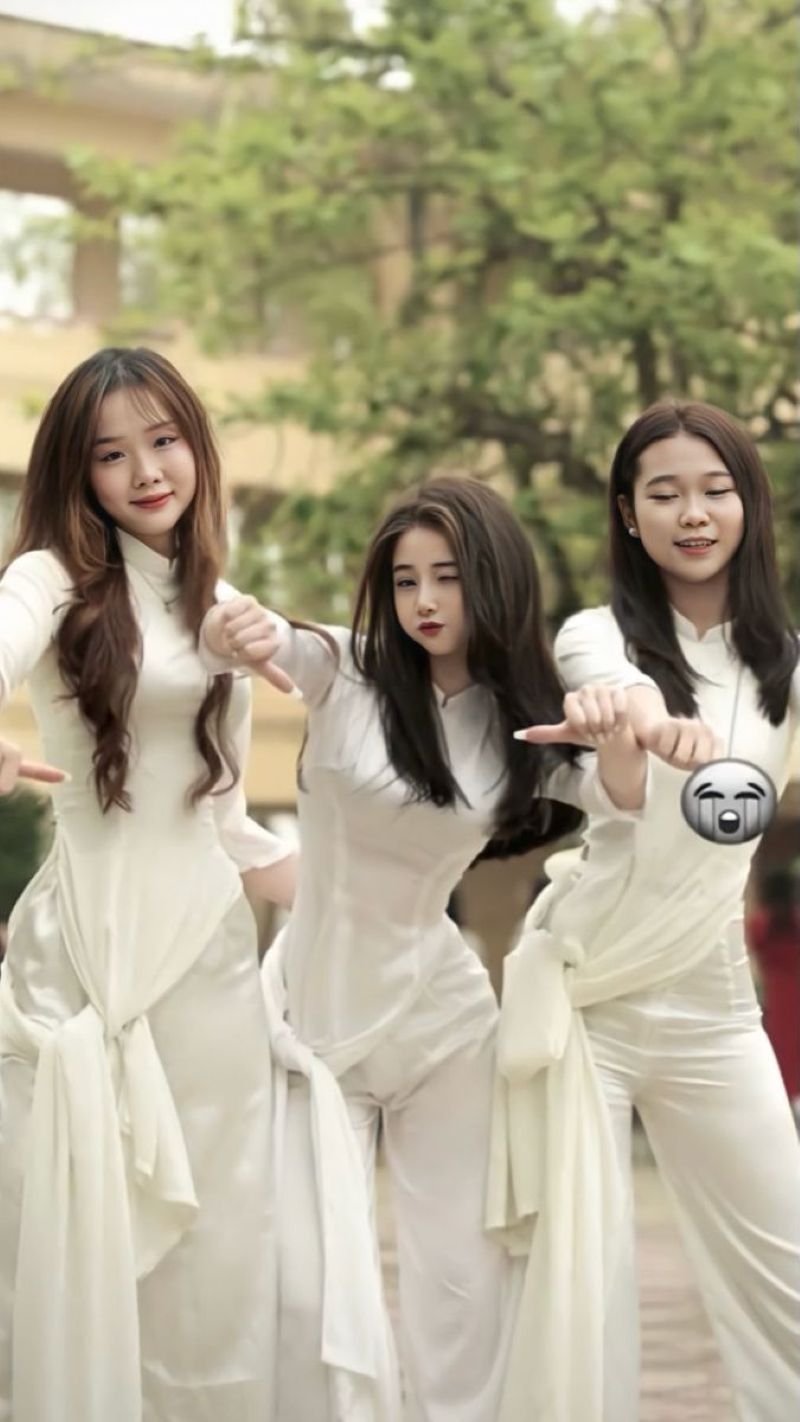 ảnh học sinh check in sân trường