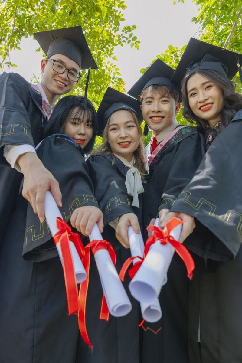 ảnh học sinh vui tươi bên bạn bè