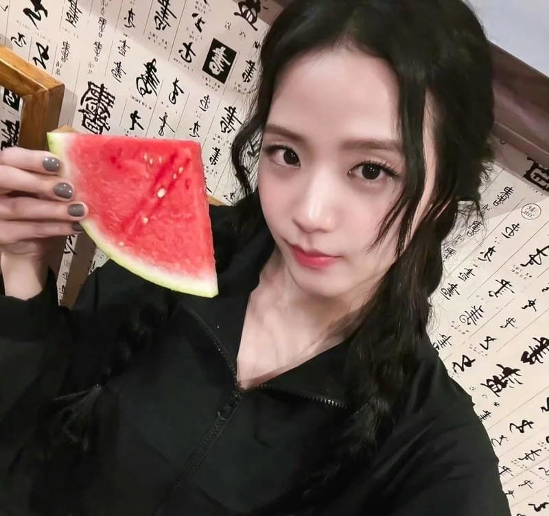 ảnh jisoo sexy khoe thần thái cuốn hút