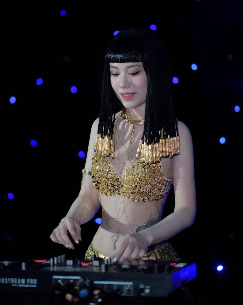ảnh linh miu sexy góc nghiêng đầy cuốn hút