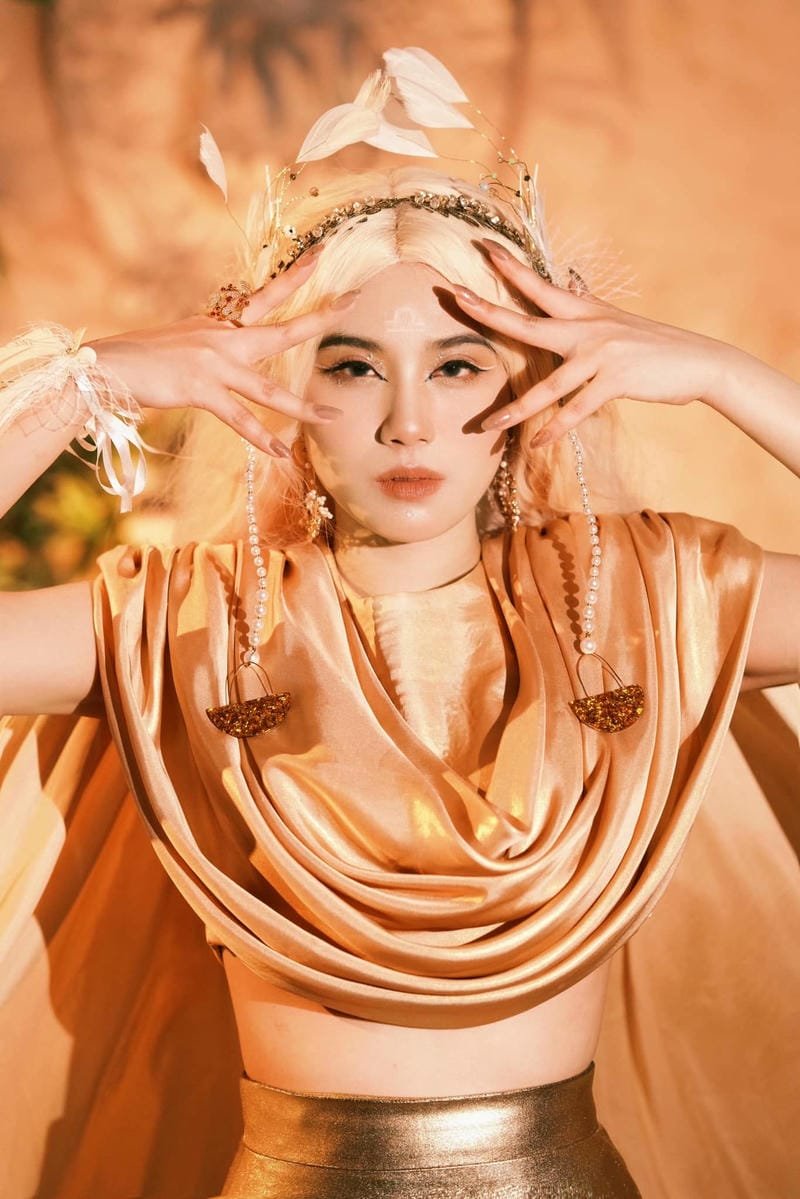 ảnh linh miu sexy tạo dáng đầy mê hoặc