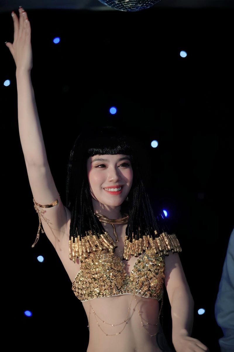 ảnh linh miu sexy thần thái khiến fan mê