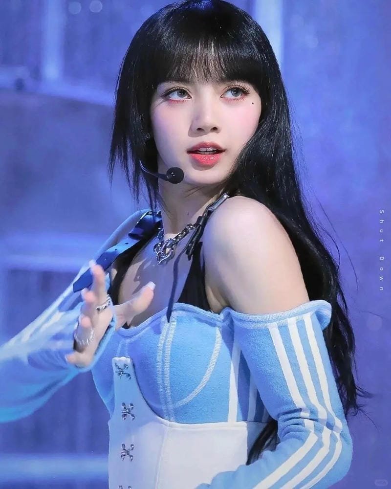 ảnh lisa diện mạo đầy cuốn hút