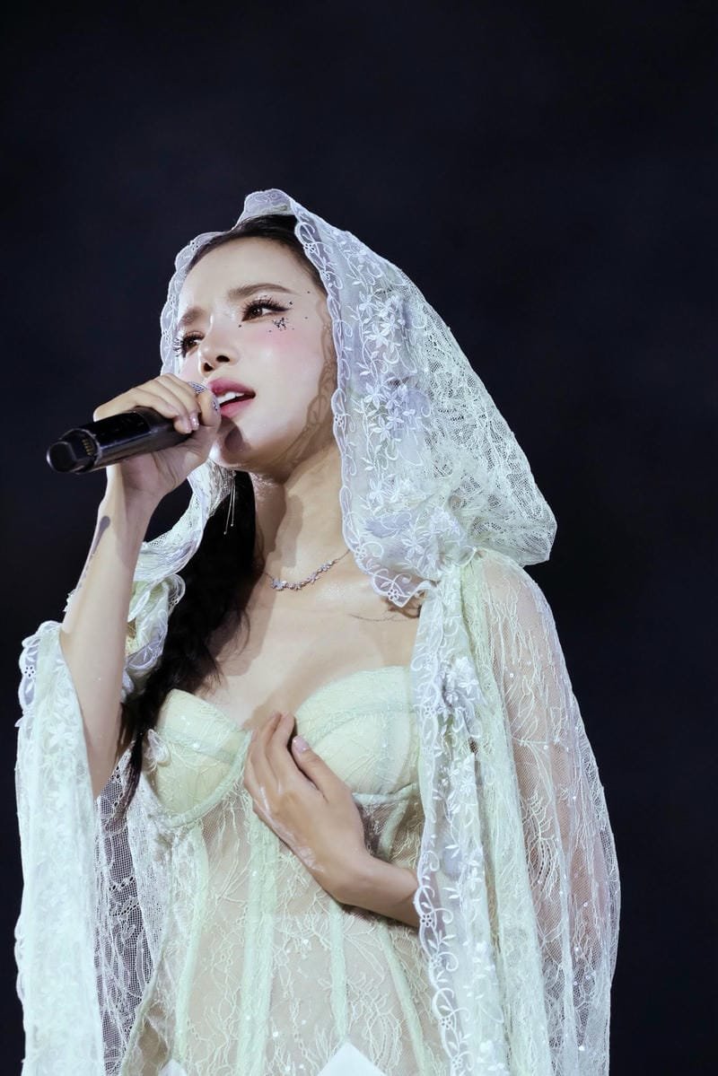ảnh lyly sexy nổi bật giữa khung hình