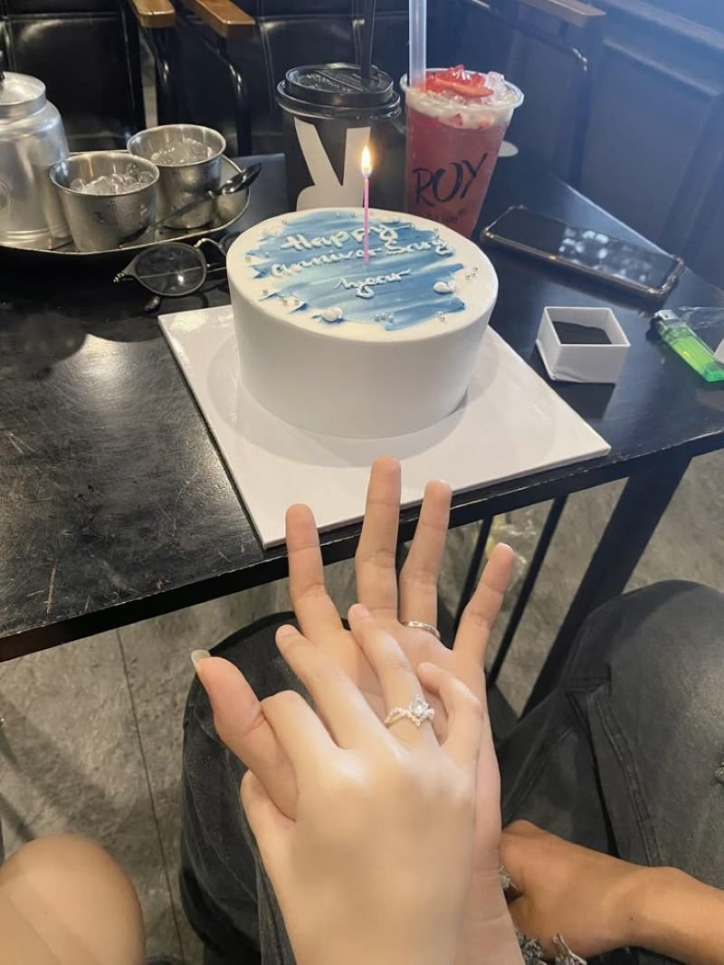 ảnh nắm tay giữa phố đông người