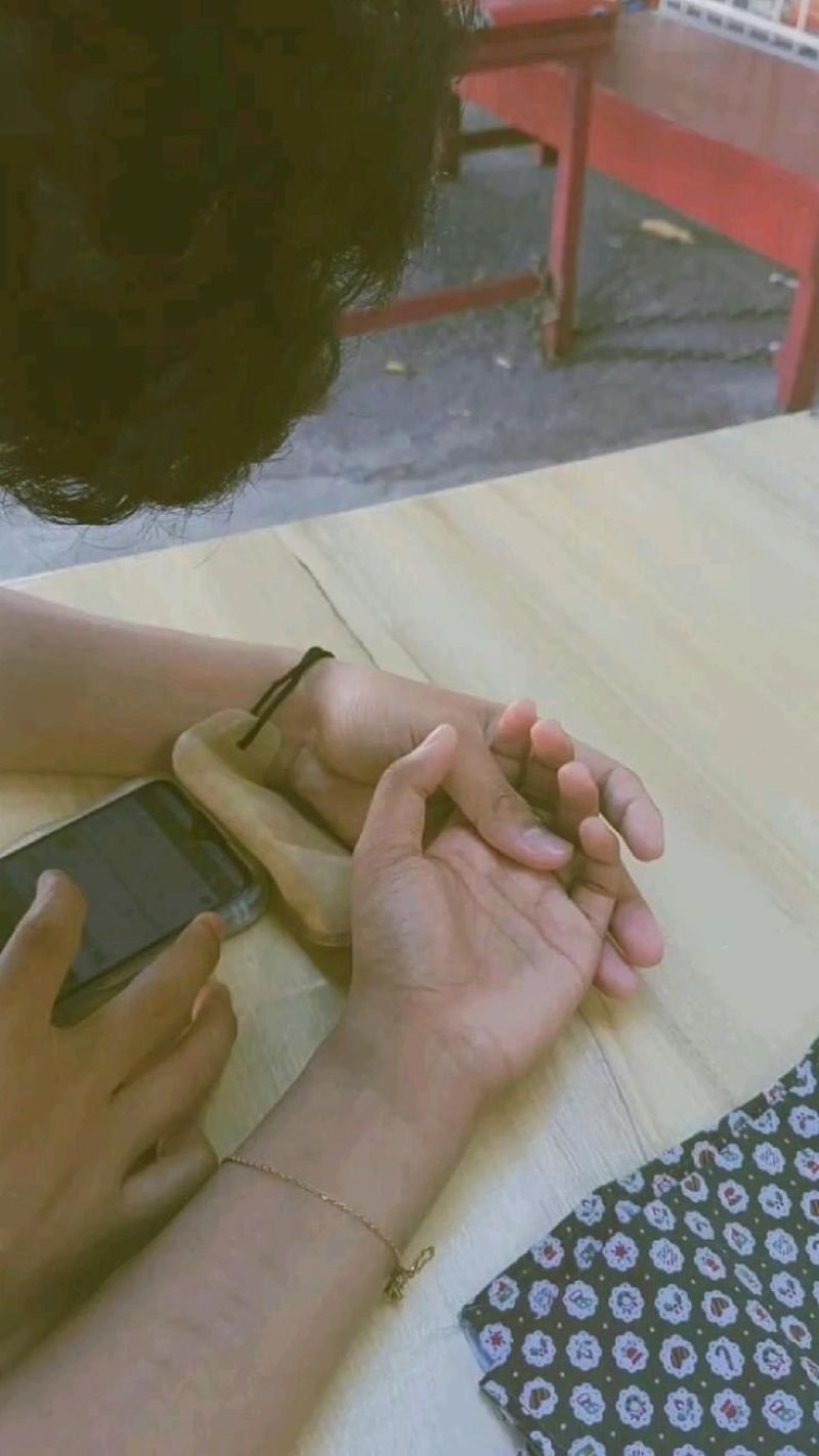 ảnh nắm tay giữa trời đầy nắng