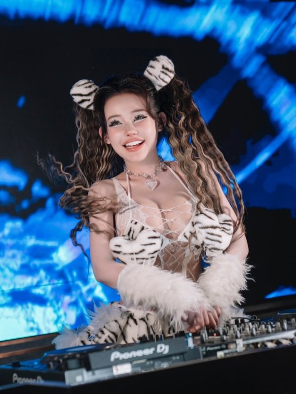 ảnh ngân 98 sexy vẻ ngoài đầy cuốn hút