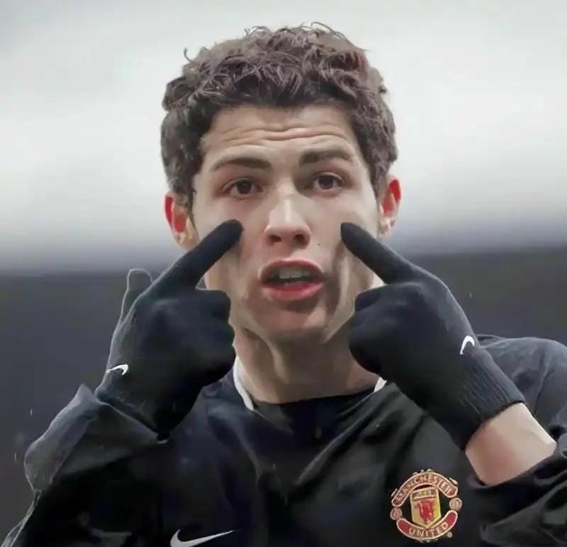 ảnh ronaldo trên sân vận động