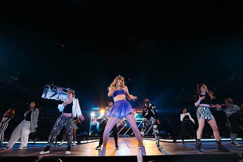 ảnh taylor swift sexy thần thái cuốn hút