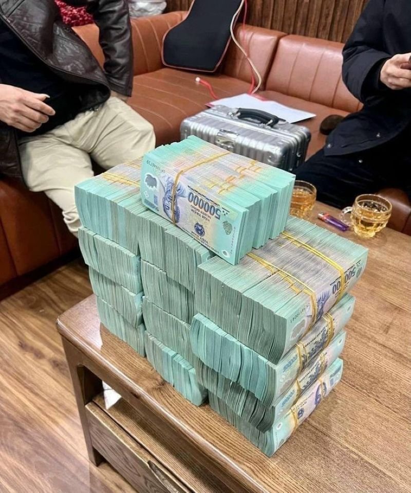 ảnh tiền đầy bàn cực đẹp