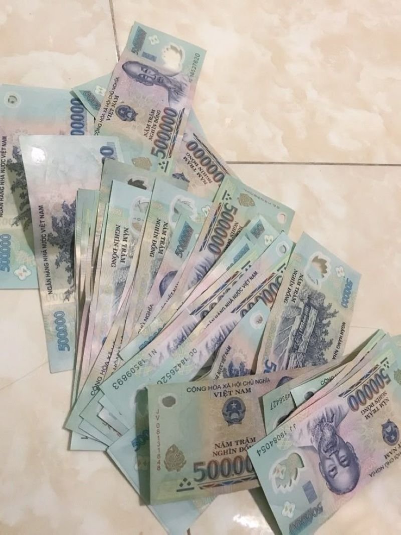 ảnh tiền nổi bật giữa khung hình