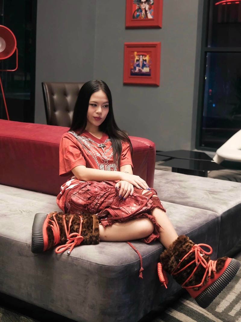 ảnh tlinh sexy nổi bật trên sân khấu