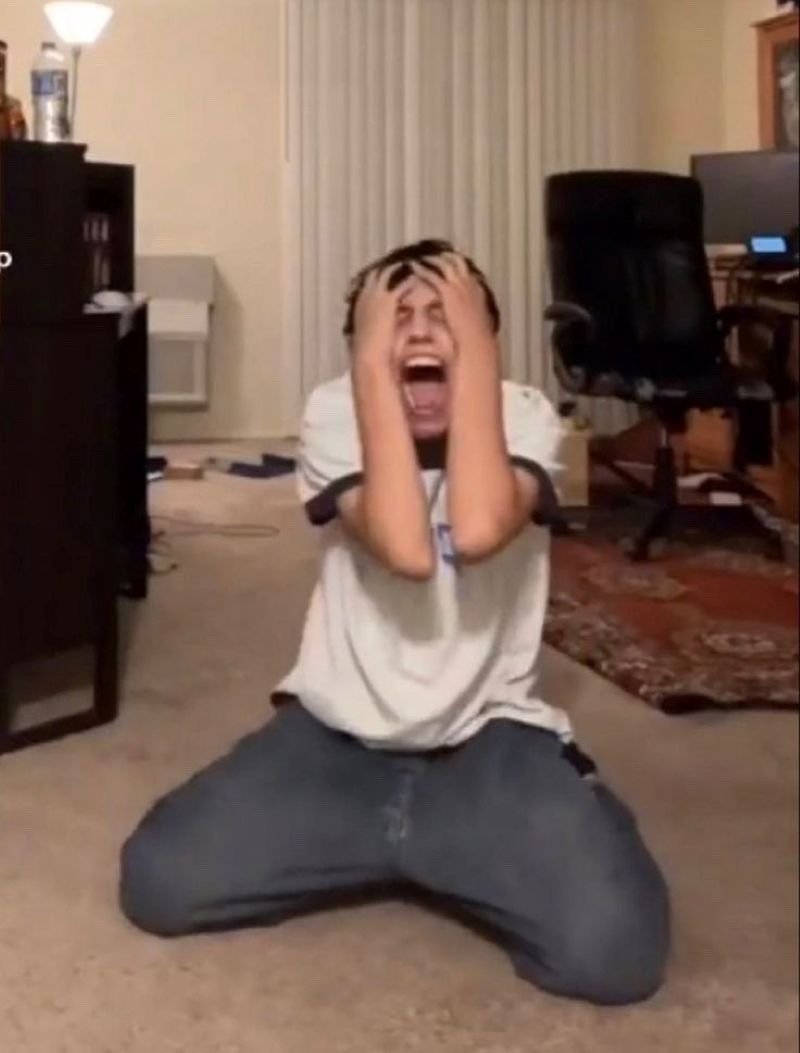meme bất lực khi gặp chuyện ngang trái