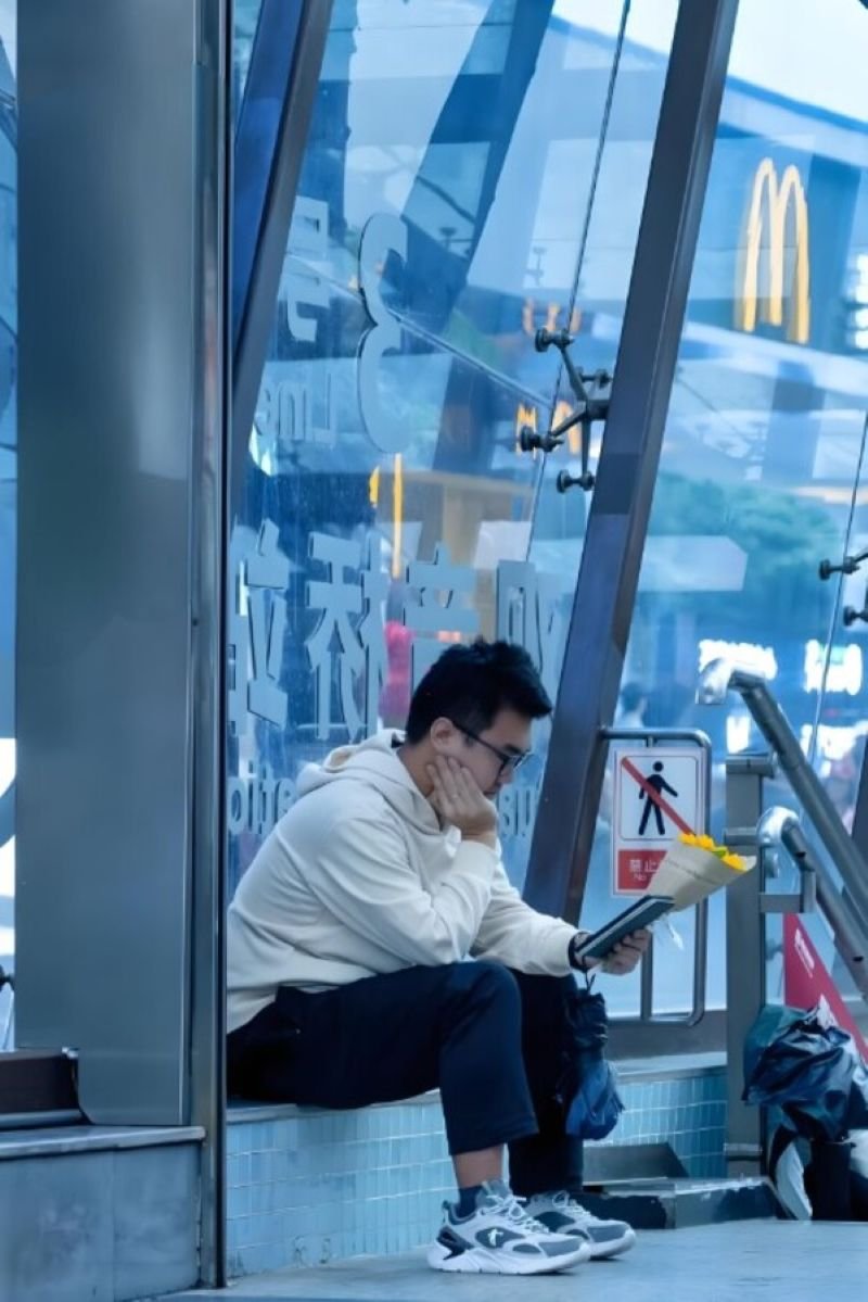 meme chờ đợi với vẻ mặt ngóng