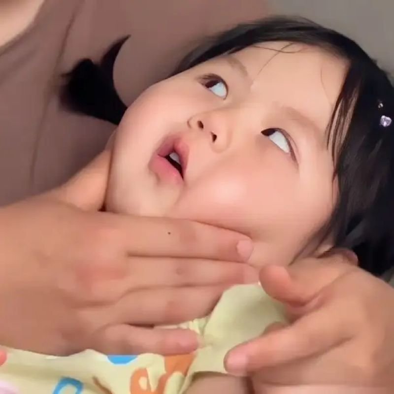 meme em bé biểu cảm không đỡ nổi
