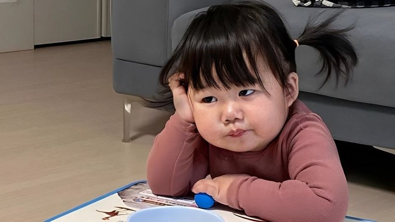meme em bé cười xỉu với biểu cảm