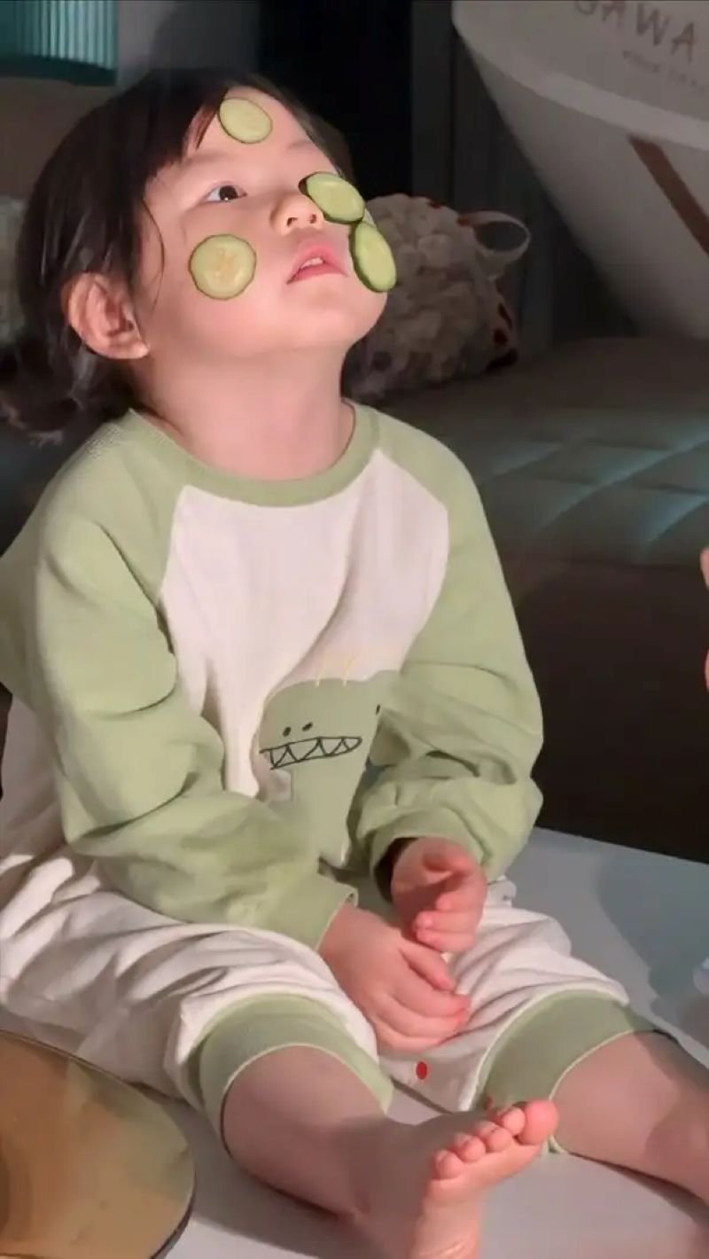 meme em bé với gương mặt hài