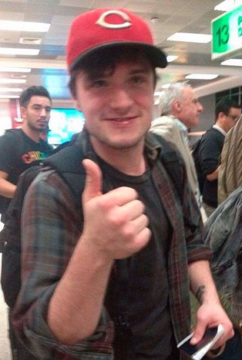 meme josh hutcherson reaction đầy bất ngờ