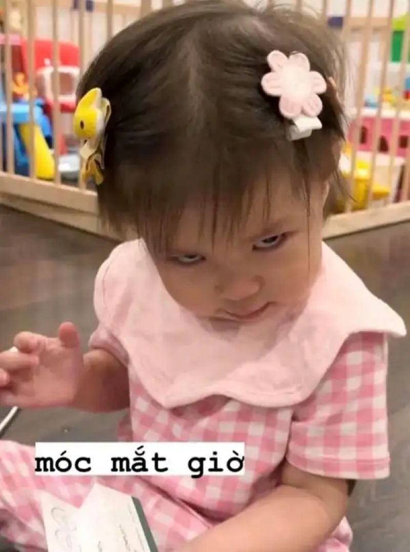 meme liếc biểu cảm nhìn đầy nghi ngờ