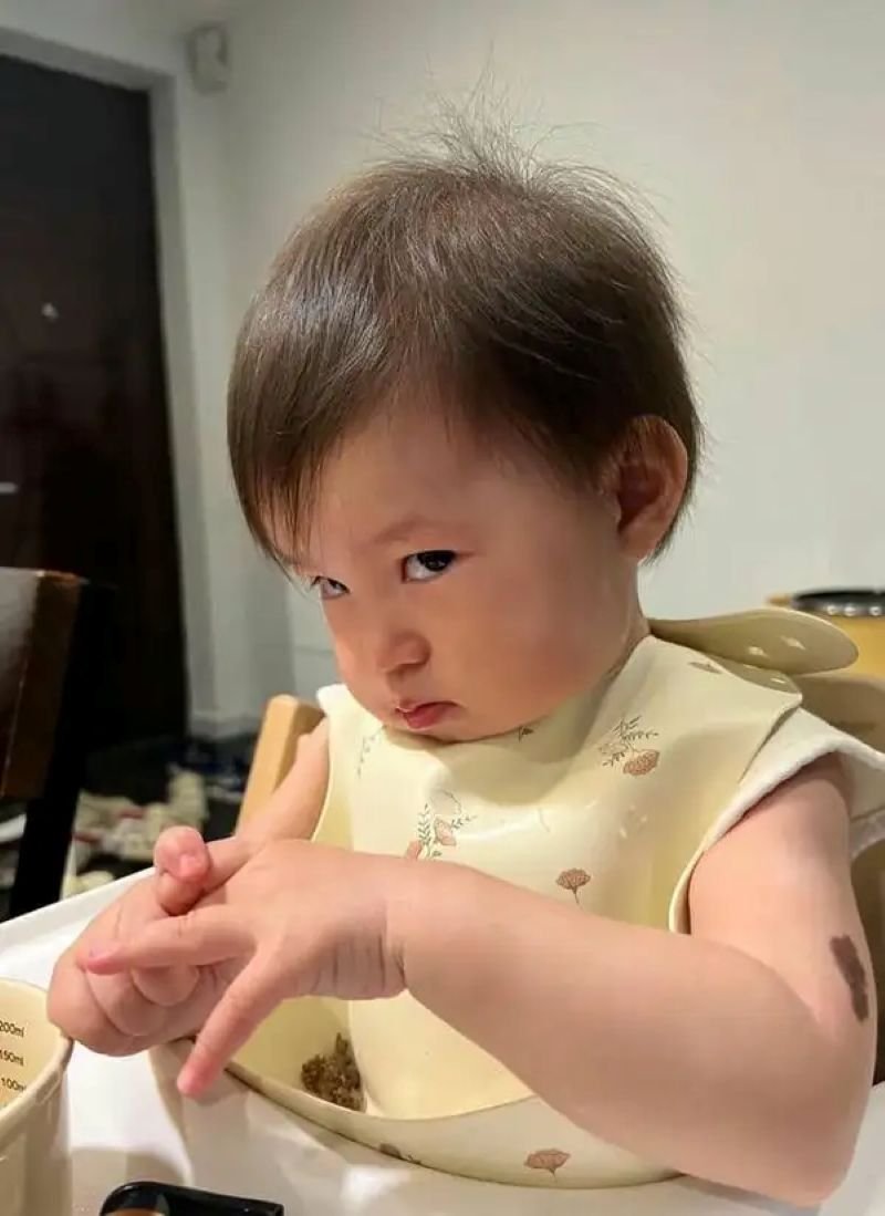 meme liếc chất lượng cao đầy hài hước