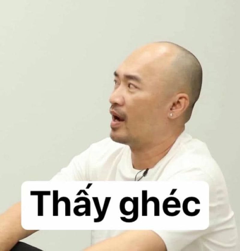 meme liếc hài hước nhìn phát cười
