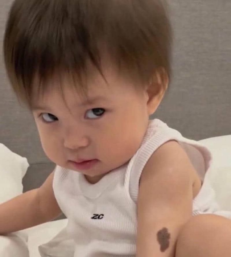 meme liếc nhẹ mà thấm